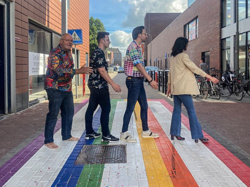 Officiële inwijding van regenboogzebrapad op 6 juli 2022